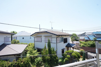 【展望】 | ２階寝室からの眺望です。前面が道路になっておりますので、隣との距離もあり開放感がございます。