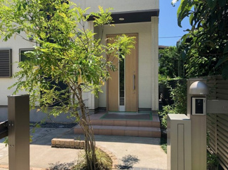 【外観】 | 玄関までのアプローチが素敵です。