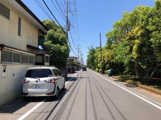 【前面道路含む現地写真】 | 前面道路がとても広いので運転の苦手な方も楽々駐車できます。