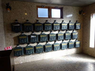 【ロビー】 | ビートルズフォレスト | とてもユニークなメールボックスです。