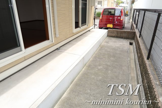 メゾン・アズール　Ａ棟の庭