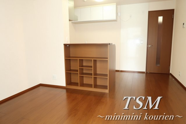 メゾン・アズール　Ａ棟の居間・リビング|１０帖のリビング