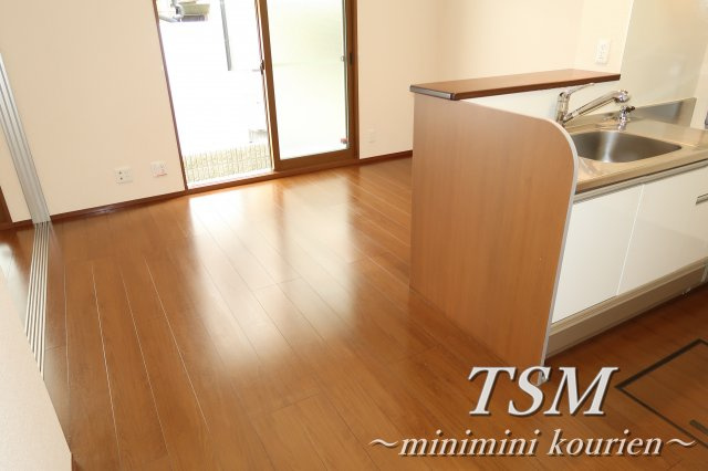 メゾン・アズール　Ａ棟の居間・リビング|キッチン側から見たリビング