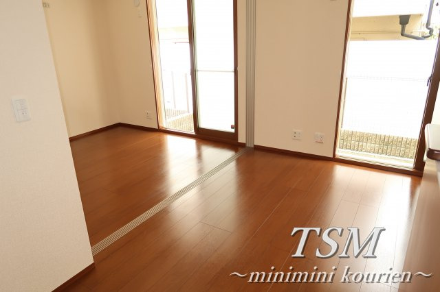 メゾン・アズール　Ａ棟の居間・リビング|キッチン側から見たリビング