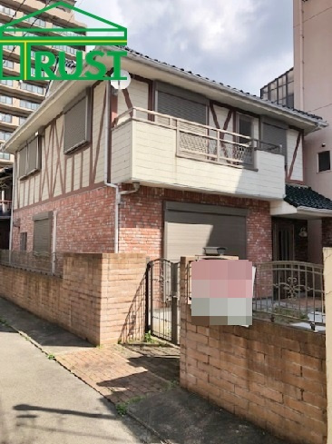 桜町中古戸建の外観|南向きの明るい物件です、戸建でJR明石駅迄徒歩9分の立地です。外壁簡易解体で駐車スペースが確保できます。