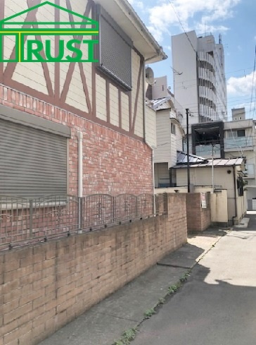 桜町中古戸建の前面道路含む現地写真|地元工務店にて施工で安心です。