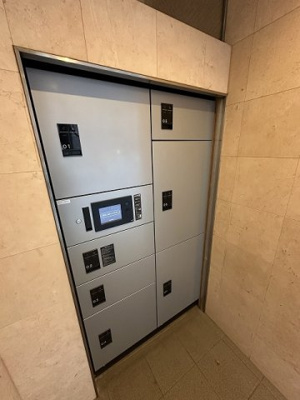 【その他共用部分】 | ラフィーネ・パレ | 共用エントランスには宅配BOXがあるので荷物の受け取りもスムーズに♪再配達を依頼する手間が省けます☆