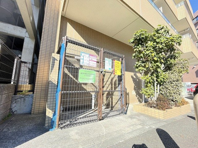【その他共用部分】 | ラフィーネ・パレ | 敷地内ごみ置き場でごみ出しもらくらく～♪忙しい社会人さんや主婦さんにもうってつけ！