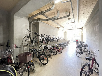 【その他共用部分】 | ラフィーネ・パレ | 屋内駐輪場で雨が降っても大切な自転車が濡れなくてすみますね♪荷物が重いときに自転車があれば助かります！