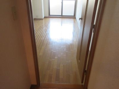 コージーハイツ大宮の内装|廊下から～