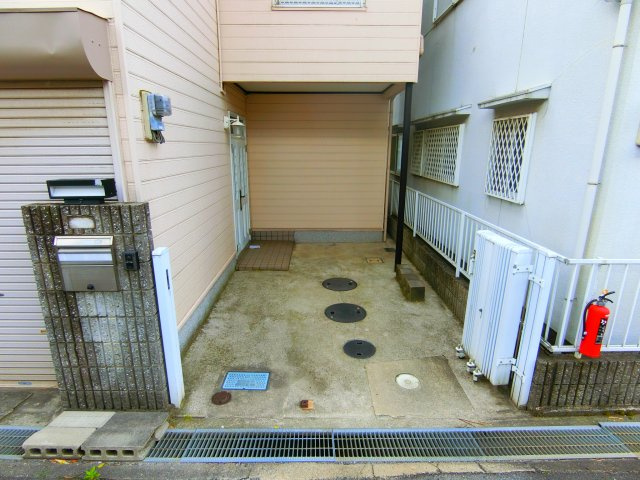 春日戸建のエントランス