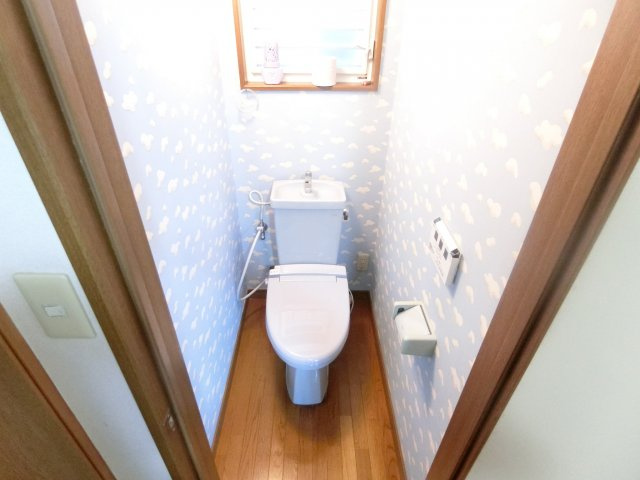 春日戸建のトイレ