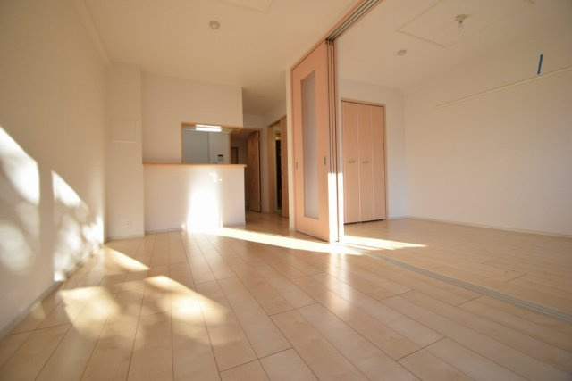 サンライズコードの居間・リビング|明るい居室です