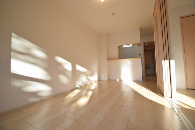 サンライズコードの居間・リビング|オートロック付きです