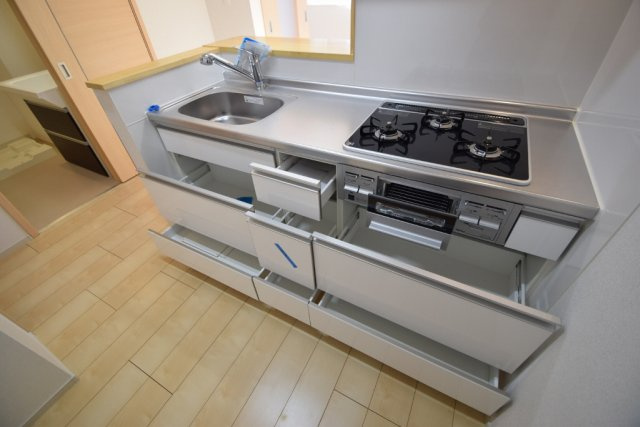 サンライズコードのキッチン|キッチン下に収納あります