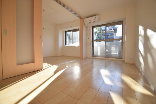 サンライズコードの居間・リビング|浴室乾燥付き