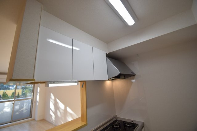 サンライズコードのキッチン|キッチン上に収納あります