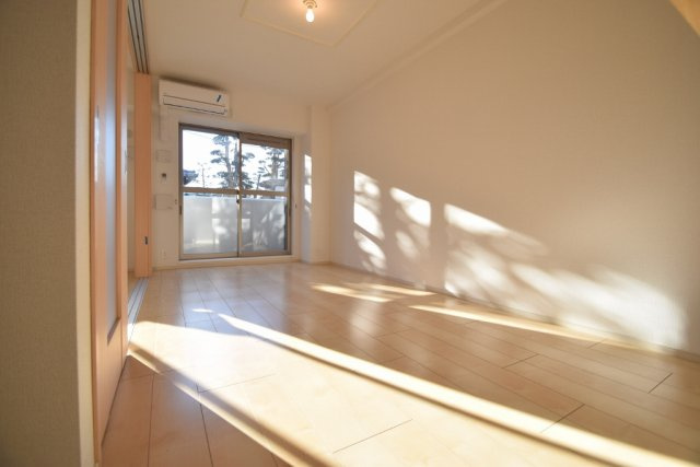 サンライズコードの居間・リビング|日当たり良好のリビングです