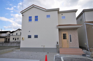 【外観】 | 堂々完成しました！(1～6号棟まで完成済み)
敷地面積180.50㎡(54.6坪)
駐車場並列２台。