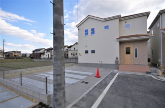 【外観】 | 堂々完成しました！(1～6号棟まで完成済み)
敷地面積180.50㎡(54.6坪)
駐車場並列２台。