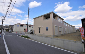【前面道路含む現地写真】 | 同社施工　※実際の建物とは異なります
前面道路は北東側幅員約5.2～6.0mの公道。