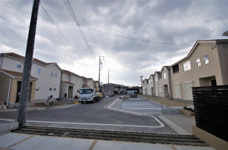 【外観】 | 堂々完成しました！(1～6号棟まで完成済み)
敷地面積178.22㎡(53.91坪)
駐車場並列２台。