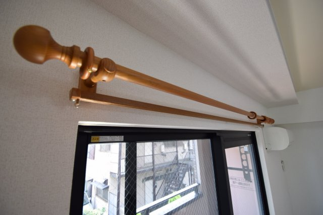 アンソレイエの設備|洒落たカーテンレールです。