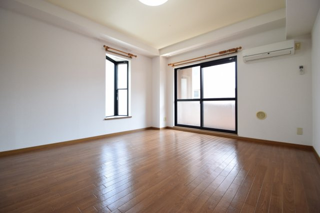 アンソレイエの居間・リビング|居室にエアコン付きです（別タイプの写真です）