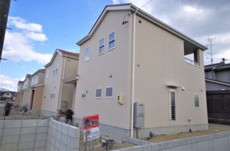 【外観】 | 堂々完成しました！(1～6号棟まで完成済み)
敷地面積179.34㎡(53.94坪)
駐車場並列２台。