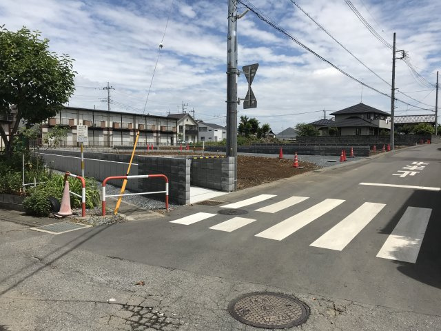 鴻巣市箕田の売地の前面道路含む現地写真|南東側道路を南西側から撮影
