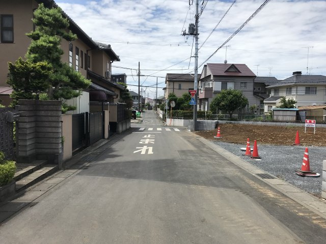 鴻巣市箕田の売地の前面道路含む現地写真|南東側道路を北東側から撮影
