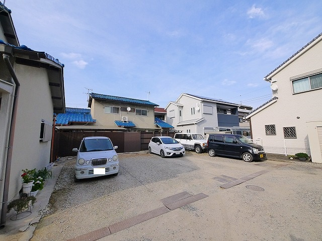 田村貸家の駐車場|駐車場があるので、車を買う予定の方も安心です