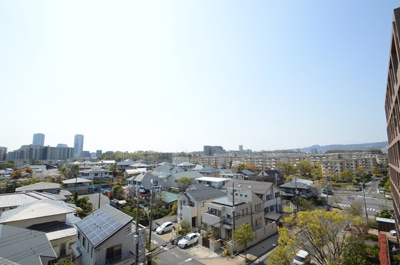 【展望】 | 【全室バルコニーに面した明るいお部屋♪】テラス北千里古江台Ⅱ番館 | 6階バルコニーからの展望です。見晴らしがよく気持ちの良い眺めです。