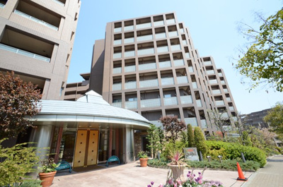 【外観】 | 【全室バルコニーに面した明るいお部屋♪】テラス北千里古江台Ⅱ番館 | 物件資料を、メールやご郵送にてお届けすることが可能です。また、お客さまのご不明な点がありましたら、お気軽に弊社スタッフまでお聞きくださいませ。