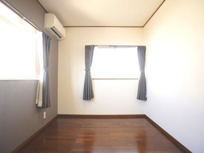 【寝室】 | メゾン・ド・サングリーエ | 快適に過ごせるエアコンが付いています♪