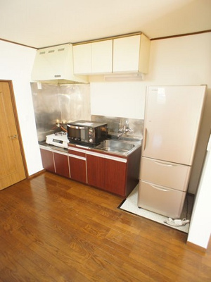 【キッチン】 | メゾン・ド・サングリーエ | ガスコンロ・冷蔵庫・電子レンジが付いています。