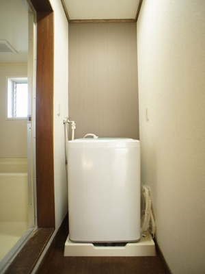 【設備】 | メゾン・ド・サングリーエ | 脱衣所の中に洗濯機置き場があります（洗濯機付き）♪