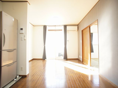 【居間・リビング】 | メゾン・ド・サングリーエ | 快適に過ごせるエアコンとカーテンが付いています♪