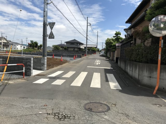 鴻巣市箕田の売地の前面道路含む現地写真|南東道路を南西側から撮影
