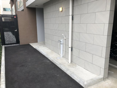 【その他共用部分】 | セルアージュ茅ヶ崎シェリール | マリングッズのお手入れやペットのお散歩後に汚れを洗い流せるウォッシュスペースも設置されております。