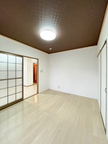 ヴィラ西福原D棟の洋室