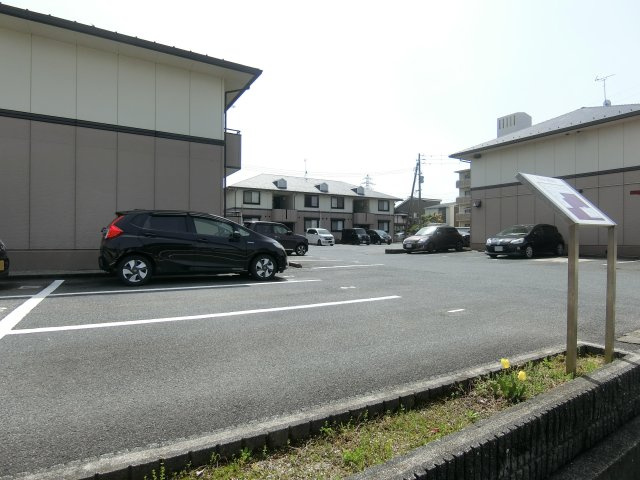 ヴィラ西福原D棟の駐車場