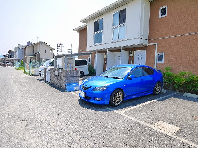 コンフォルト横内の駐車場|駐車場があるので、車を買う予定の方も安心です