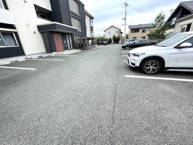 メゾンマスト盛南中央Ⅲの駐車場