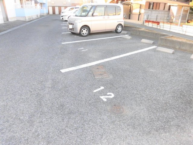 メゾン国島の駐車場