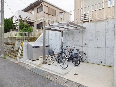 【その他共用部分】 | カーサヴィエント1 | 敷地内ごみ置き場でごみ出しもらくらく～♪忙しい社会人さんや主婦さんにもうってつけ！屋根付きの駐輪場で雨が降っても大切な自転車が濡れなくてすみますね♪