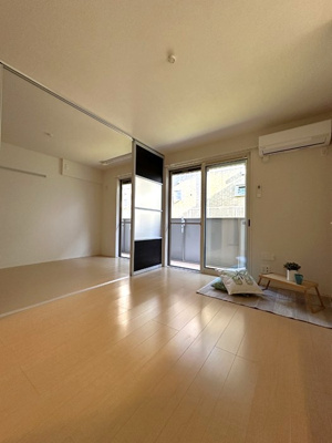 【居間・リビング】 | カーサヴィエントⅠ | 南東向きリビングダイニングキッチン10帖☆バルコニーに繋がる角部屋二面採光のお部屋です♪エアコン付きで1年中快適に過ごせますね☆