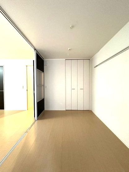【子供部屋】 | カーサヴィエントⅠ | 南東向き洋室5帖☆クローゼットがあります♪壁にはピクチャーレールがあり、絵や写真が飾れます☆ハンガー掛けとしても便利！