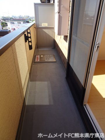 熊本市南区御幸笛田２丁目のアパートのバルコニー