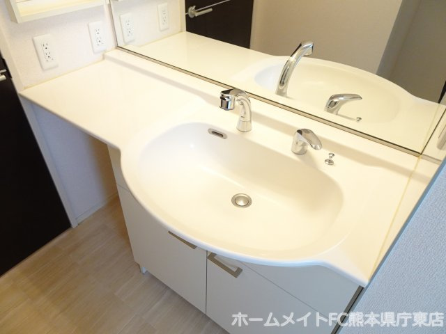 熊本市南区御幸笛田２丁目のアパートの独立洗面台